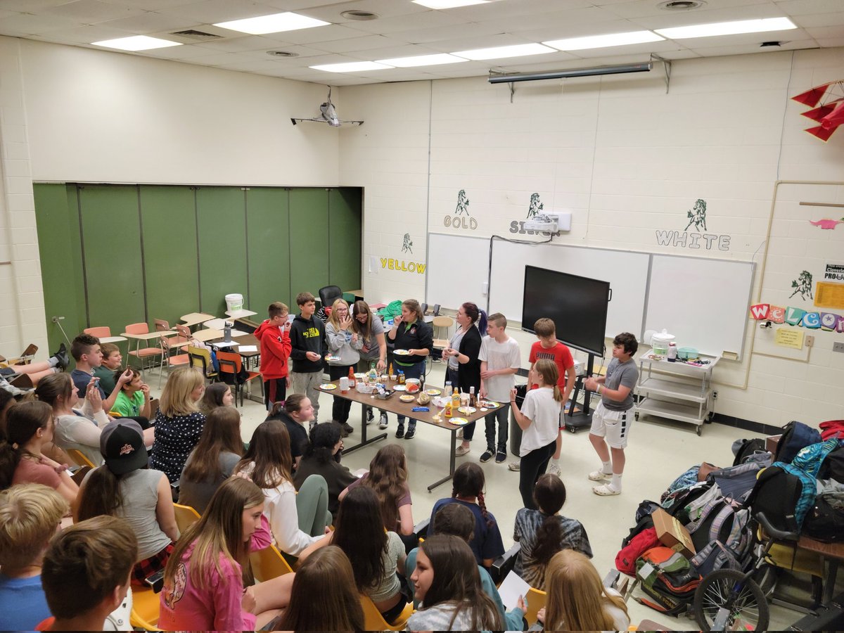 CloverleafMSAP's tweet image. Tons of talent in the 7th grade! Students performing for their 7th grade peers! @CalameMaggie @CloverleafLocal @YakoCMS #colts