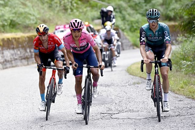 SporthubMedia's tweet photo. 🚴‍♂️ 🇮🇹 @aborysovskyi и @Riverside_UKR восхищаются интригой последней недели Джиро.

🔥 Битва генеральщиков на выживание, борьба за горную майку, все о командных тактиках и победы отрывов в Альпах!

https://t.co/Z0fyNESwv9 https://t.co/FEWv0KODq6