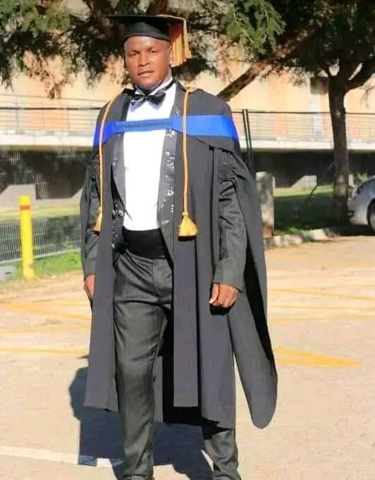 PrinceslooMach1's tweet photo. Congratulations The president Benny mayengani 🧑‍🎓🧑‍🎓❤️❤️ watshwa noyi gaweni Ava lombisi https://t.co/M9hZ1rBRWe