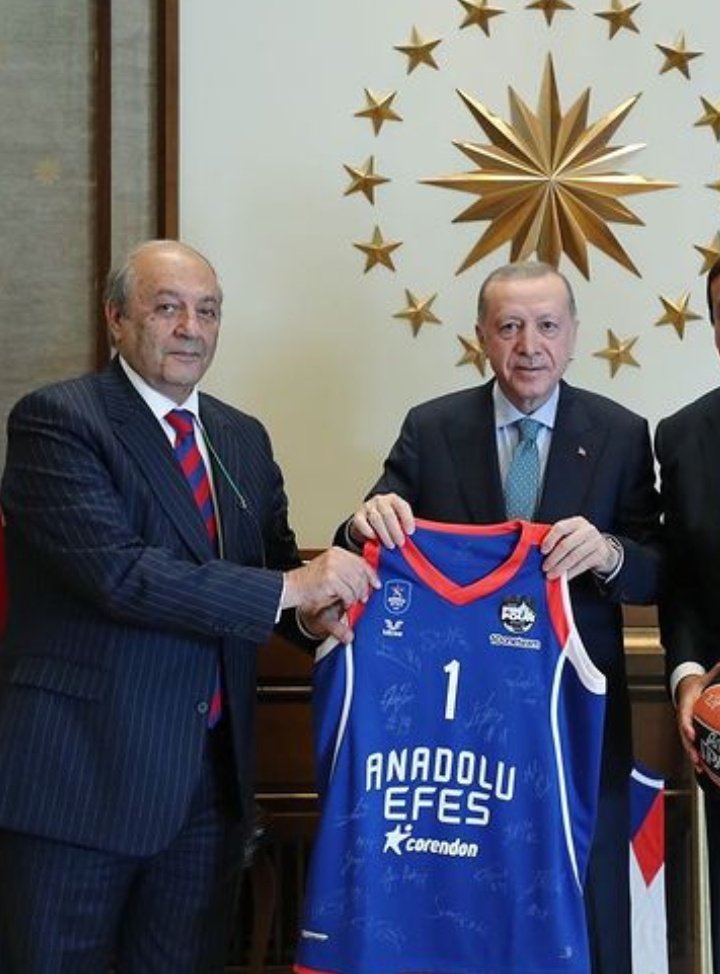 Euroleague Şampiyonu Anadolu Efes'in bugün yaptığı Cumhurbaşkanlığı ziyaretinde Tuncay Özilhan'ın kravatı dikkat çekti. 

Problem :))