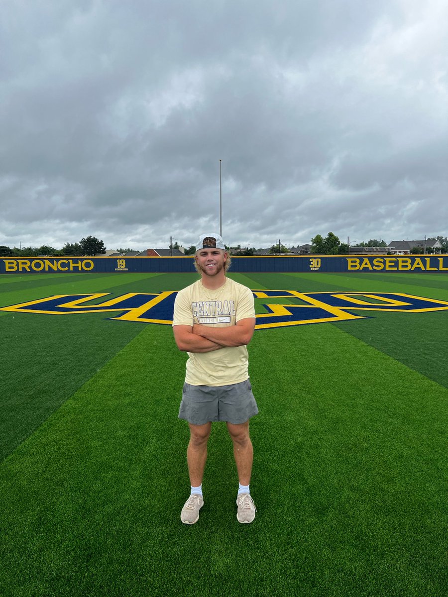 ThompsonRoman5's tweet photo. I am happy to announce that I will be continuing my baseball career at the University of Central Oklahoma. Super grateful for all of the family, friends, and coaches that have helped me get to this point. Romans 8:28 Roll Cho’s!!! @MCChapBaseball @UCOBaseball https://t.co/1LCifEypTF