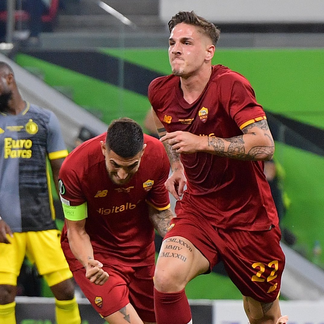 OfficialASRoma's tweet photo. L'esultanza di @LorePelle7 ✊✊ https://t.co/6DlgI4sMIV