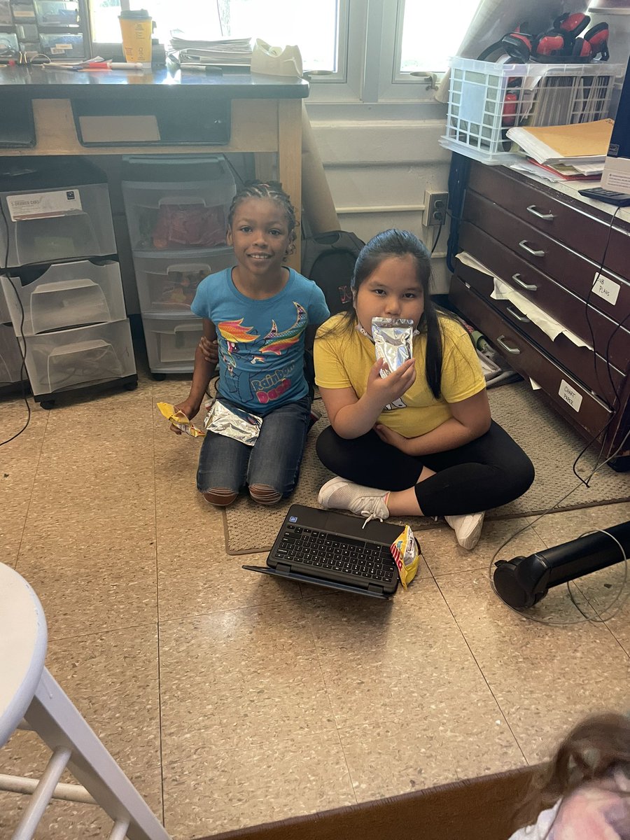 Mallory_J23's tweet photo. 3rd and 4th grade Meet and Greet was a success. This year’s 4th graders did a wonderful job with their presentations about 4th grade. It was so great to meet our incoming 4th graders! @MissGsABCs  @3rdGradeKubs @JillHandleyKES @KenwoodElementa #kubway https://t.co/qmIAjbpuHQ