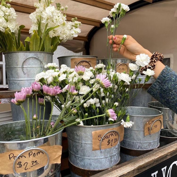 liviuuh's tweet photo. a flower truck <3 https://t.co/59YcIuYafS