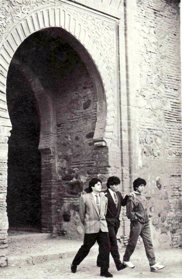 Retro_GCF's tweet photo. Los hermanos Maradona (Hugo, Diego y Lalo) dan un paseo por la Alhambra antes del partido frente al Malmö FF, 1987. https://t.co/NrEhauSbz9
