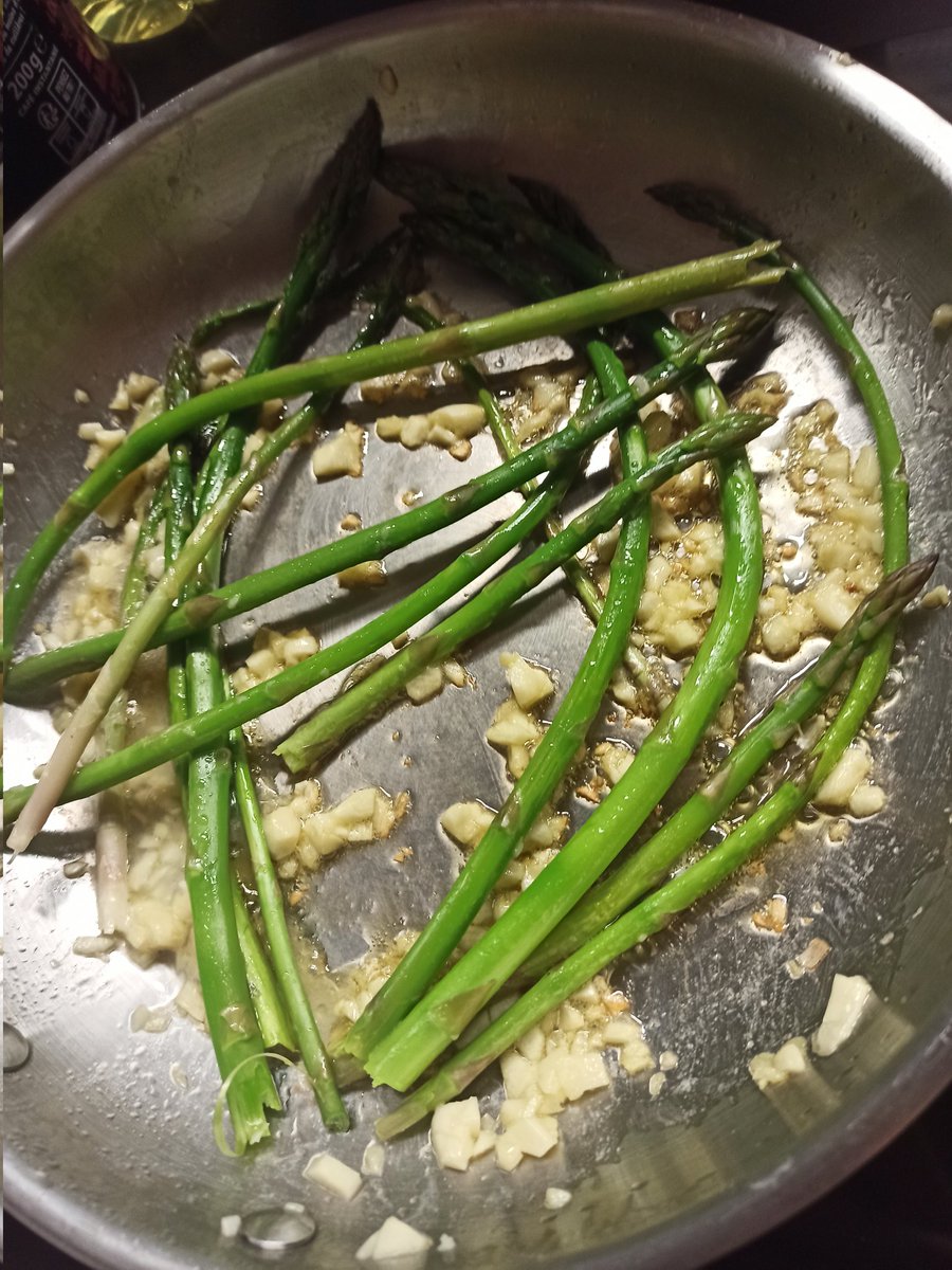 AzhashSketches's tweet photo. I picked some wild aspargus and chive today near my home. The perks of living near nature🌱
(Btw this was really delicious lol) https://t.co/cFdxxED3Em