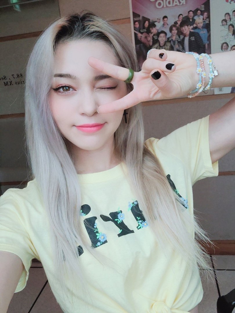 koemivlogs's tweet photo. It could be possible that #𝐋oveisa𝐆ame pero el que yo siento por estas bebitas es más verdadero que todo lo existente, me corto un brazo si me dicen lo contrario! Btw les saludo desde la entrada en el #REVELITYDB porque ni loca me iba a perder el debut del año okei, las amo. 🤍 https://t.co/Nt0w14AwL6