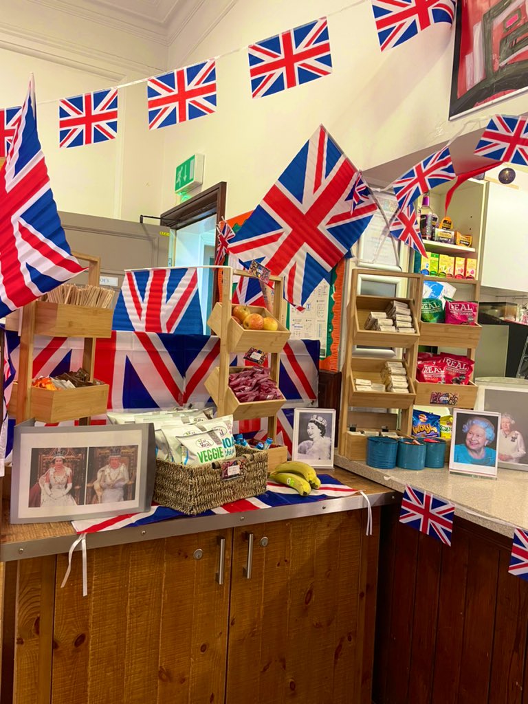 Celebrating the Queen’s platinum Jubilee <a href="/RGSWorcester/">RGS Worcester</a> yesterday with a picnic themed lunch and Joe’s cafe a Royal makeover! Great effort team! <a href="/HolroydHowe/">Holroyd Howe</a> <a href="/MegarityE/">Emma Megarity</a> <a href="/ryryjljones/">Ryan Jones</a> <a href="/ardis_david/">David Ardis</a>