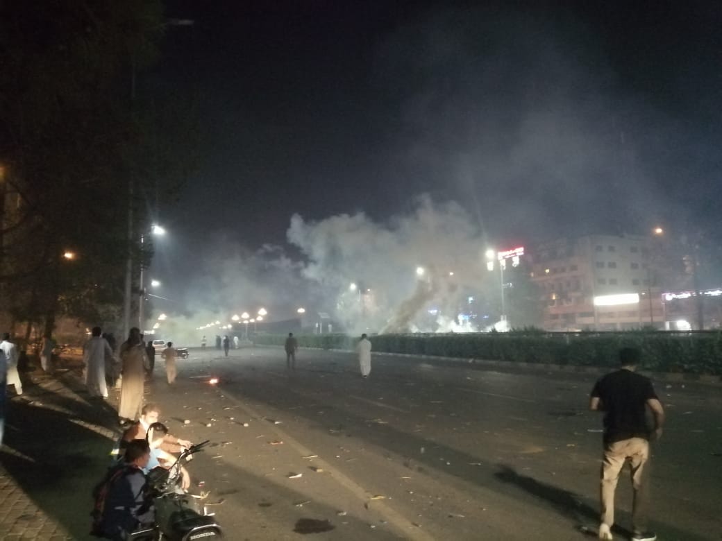 Zafaro07_'s tweet photo. Where is @amnesty, @hrw and other humanitarian organisation?? 
The capital of Pakistan 🇵🇰 is under heavy shelling. The #FacistImportedGovernment is playing with the lives of #حقیقی_آزادی_مارچ Participants. Peaceful protest is their constitutional right. https://t.co/pWSJcLr3Bt
