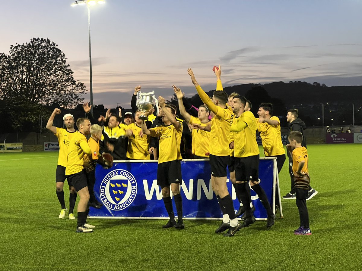 LittlehamptonFC's tweet image. RUR Charity Cup winners 2022 🏆🟡⚫️🙌🙌🙌🙌