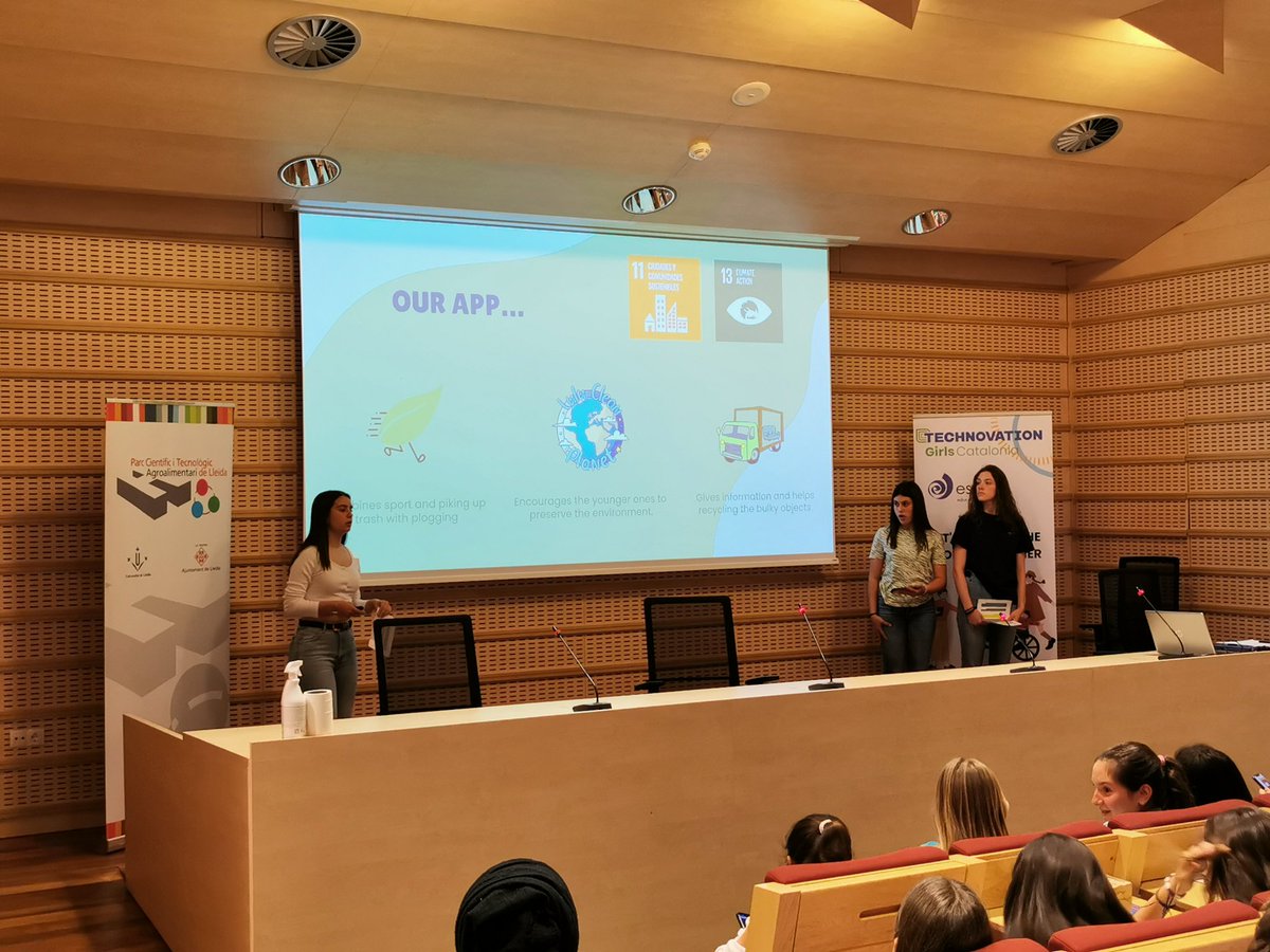solansf's tweet photo. Greener, presentada per la Berta, la Laura i la Marina explica que reciclar pot ser molt més que portar les deixalles separades als contenidors. Córrer pot ser una forma de reciclar. Genial aproximació a un dels temes Top d'avui #lulucleanchallenge2021 #technovationgirls https://t.co/STpUhLhbS4