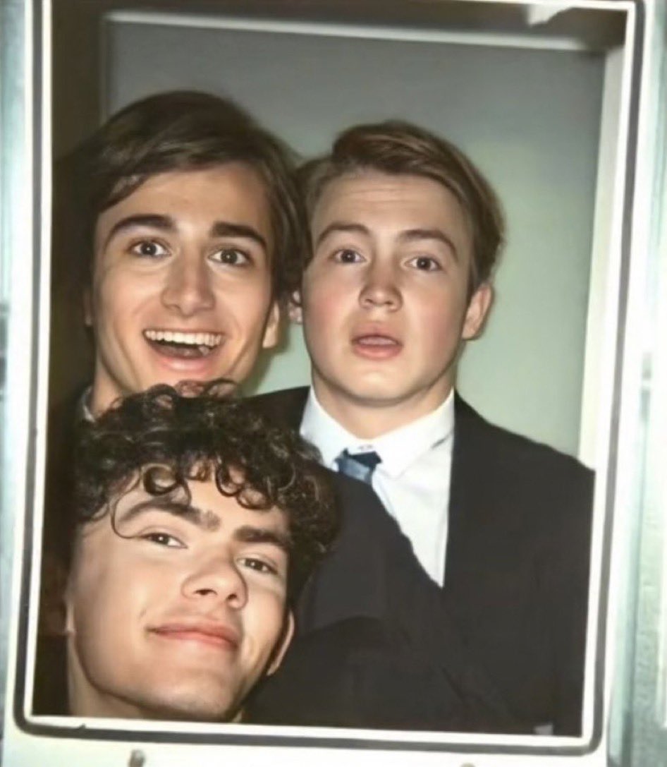 lockestpr's tweet photo. happy #HSTWTSELFIEDAY from me and my bffs <3 https://t.co/6CP5xlcQ6l