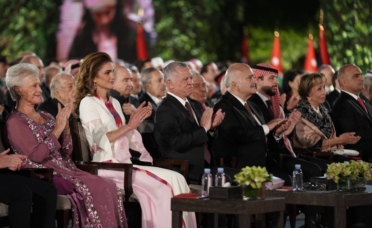 RHCJO's tweet photo. ��لالة الملك عبدالله الثاني يرعى الاحتفال الوطني بمناسبة عيد استقلال المملكة السادس والسبعين في قصر الحسينية، بحضور جلالة الملكة رانيا العبدالله وسمو الأمير الحسين بن عبدالله الثاني، ولي العهد #عيد_الاستقلال_76 #الأردن https://t.co/qoCOO6X18g