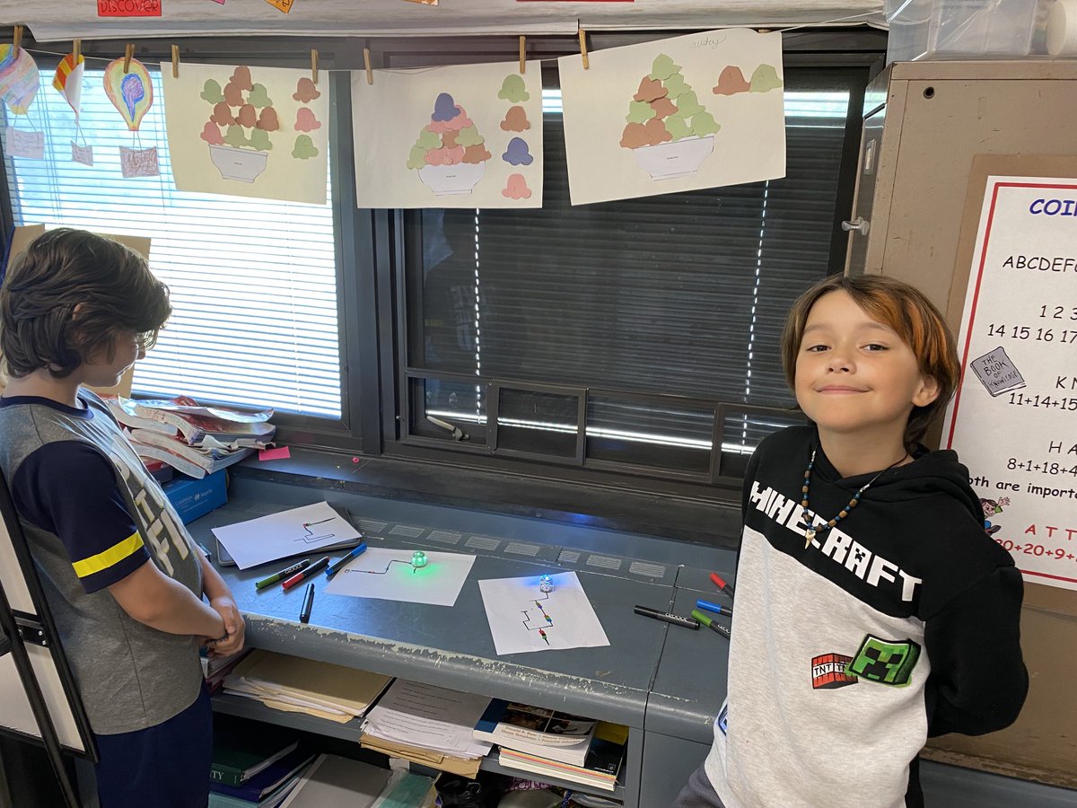 PingreePride's tweet photo. Mrs. Powers 4th grade students work with ozobots in STEAM. https://t.co/n5LbBniY5J