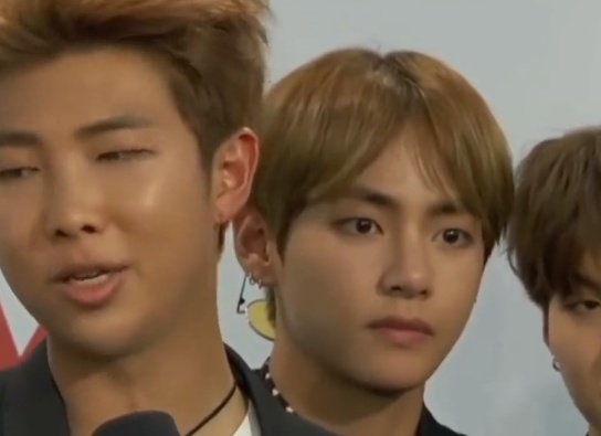 BTS momentos inexplicables sobre los que aún reflexionamos... 🤔

               — A thread :)