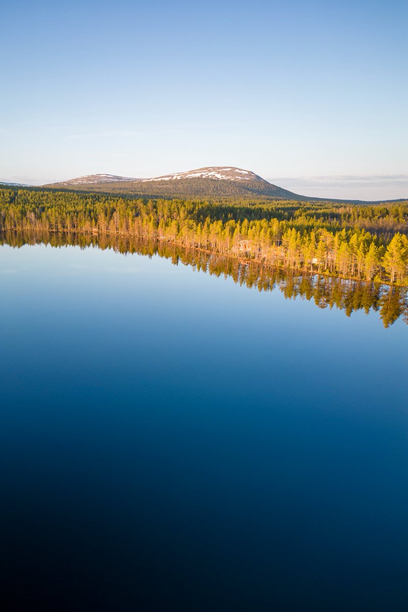 Kiili's tweet photo. Fell Kesänkitunturi and Lake Äkäslompolo around 10:30 pm. https://t.co/8TsPt4AUlM