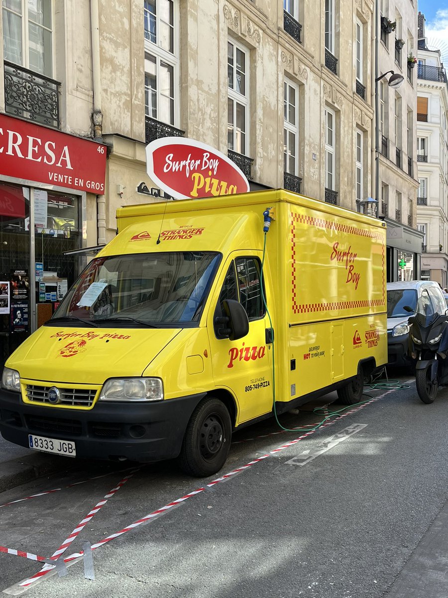 RomingWay's tweet photo. Pour le lancement de la nouvelle saison de #StrangerThings , un superbe camion #Netflix et #quiksilver se balade dans Paris et vous offre des parts de pizza ! https://t.co/pvKQMDhIxf
