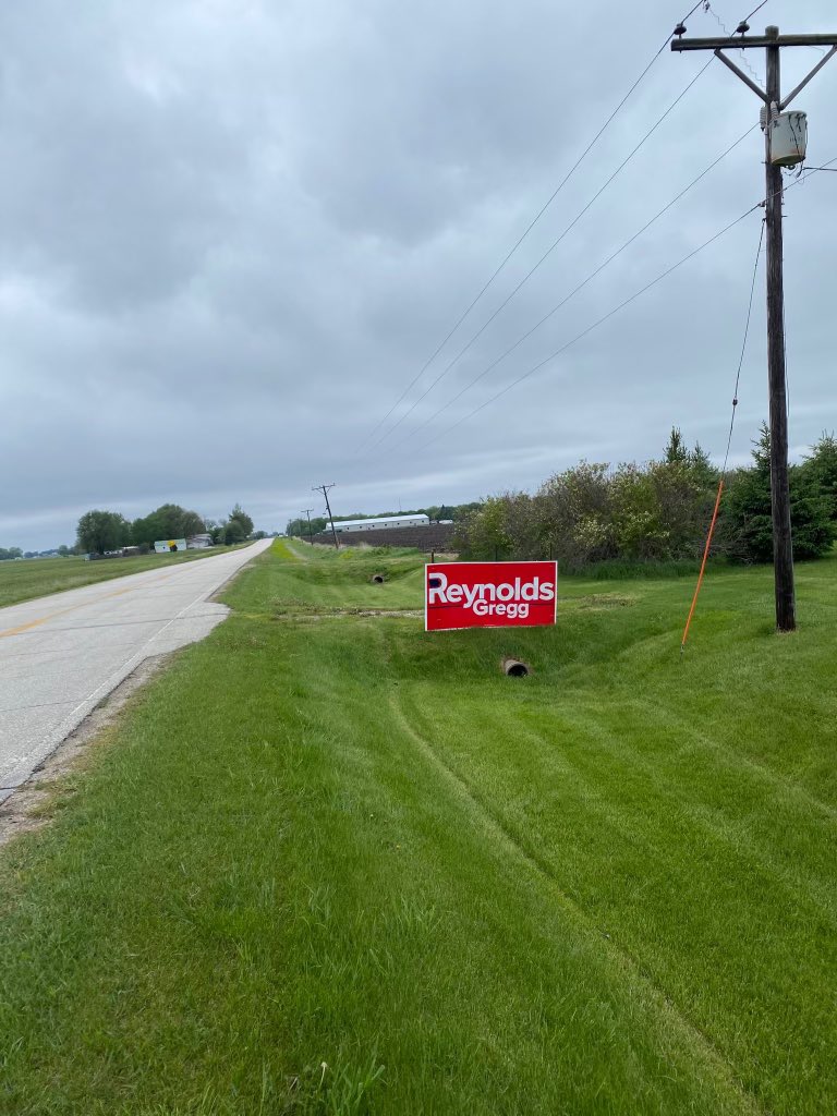ReynoldsForIA's tweet photo. This is your SIGN to request a Reynolds barn sign at https://t.co/cny7yiC5q6 🇺🇸 https://t.co/SNu7VdWvFp