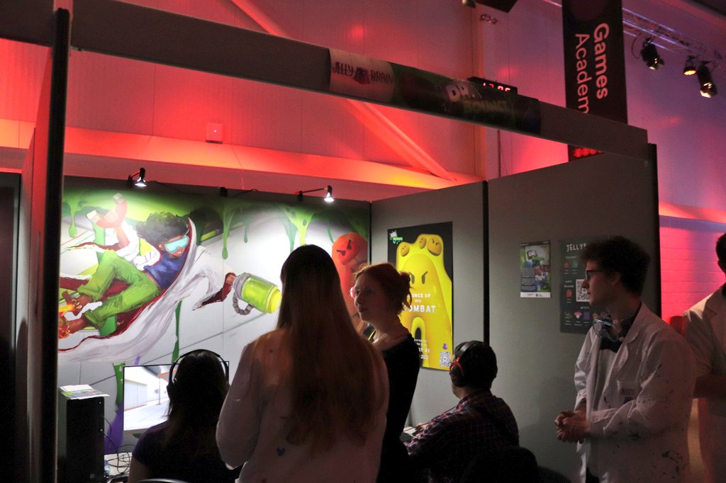 Super super proud of my team <a href="/jellybraingames/">JellyBrain</a> and all of the astounding effort that each and every one of us put into this final year game!
And it definitely paid off today at <a href="/Falmouthgames/">Games At Falmouth</a> 2022 games expo!
We won the industry award!!🤩
*That's the main award in all of the expo!