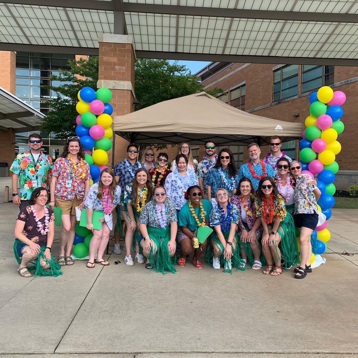 jencook80's tweet photo. 6th grade drive thru awards was so fun! Can’t believe the school year is almost over. These people are the best! So thankful for an amazing year. 5 more wake ups. #summervibes ☀️🌺🎉 @mgmgators https://t.co/TnJuEcwh5b