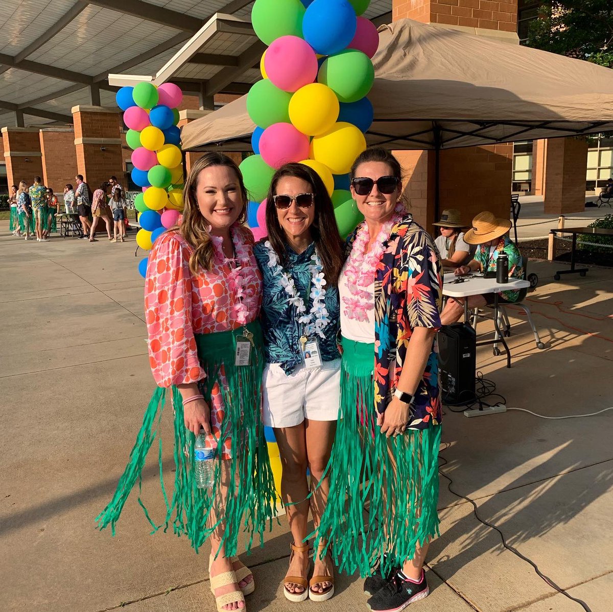 jencook80's tweet photo. 6th grade drive thru awards was so fun! Can’t believe the school year is almost over. These people are the best! So thankful for an amazing year. 5 more wake ups. #summervibes ☀️🌺🎉 @mgmgators https://t.co/TnJuEcwh5b