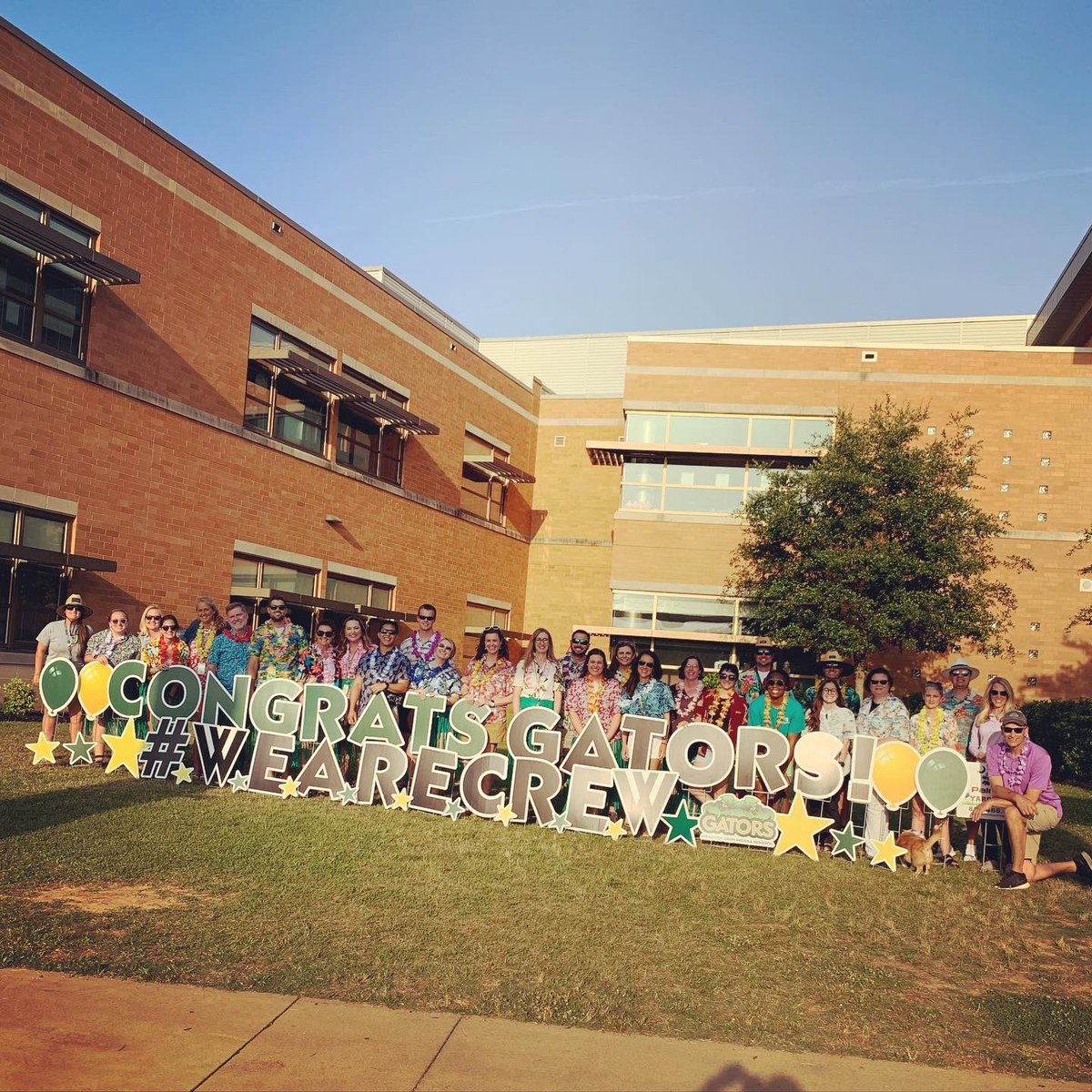 jencook80's tweet photo. 6th grade drive thru awards was so fun! Can’t believe the school year is almost over. These people are the best! So thankful for an amazing year. 5 more wake ups. #summervibes ☀️🌺🎉 @mgmgators https://t.co/TnJuEcwh5b