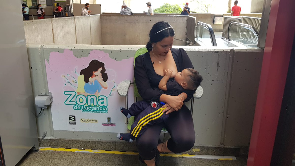 metrodemedellin's tweet photo. No sabíamos su nombre, de dónde venía ni a dónde iba🚈. El tema quedó en las cinco palabras de una respuesta que se viralizó. Pero el sábado, a la 1:48 a.m., nos escribió🤳🏼: "Hola, gracias por su expresión con lo que dijo el señor. Soy la madre lactando al bebé en el metro".🧵👇🏼 https://t.co/46aDrLTWfh