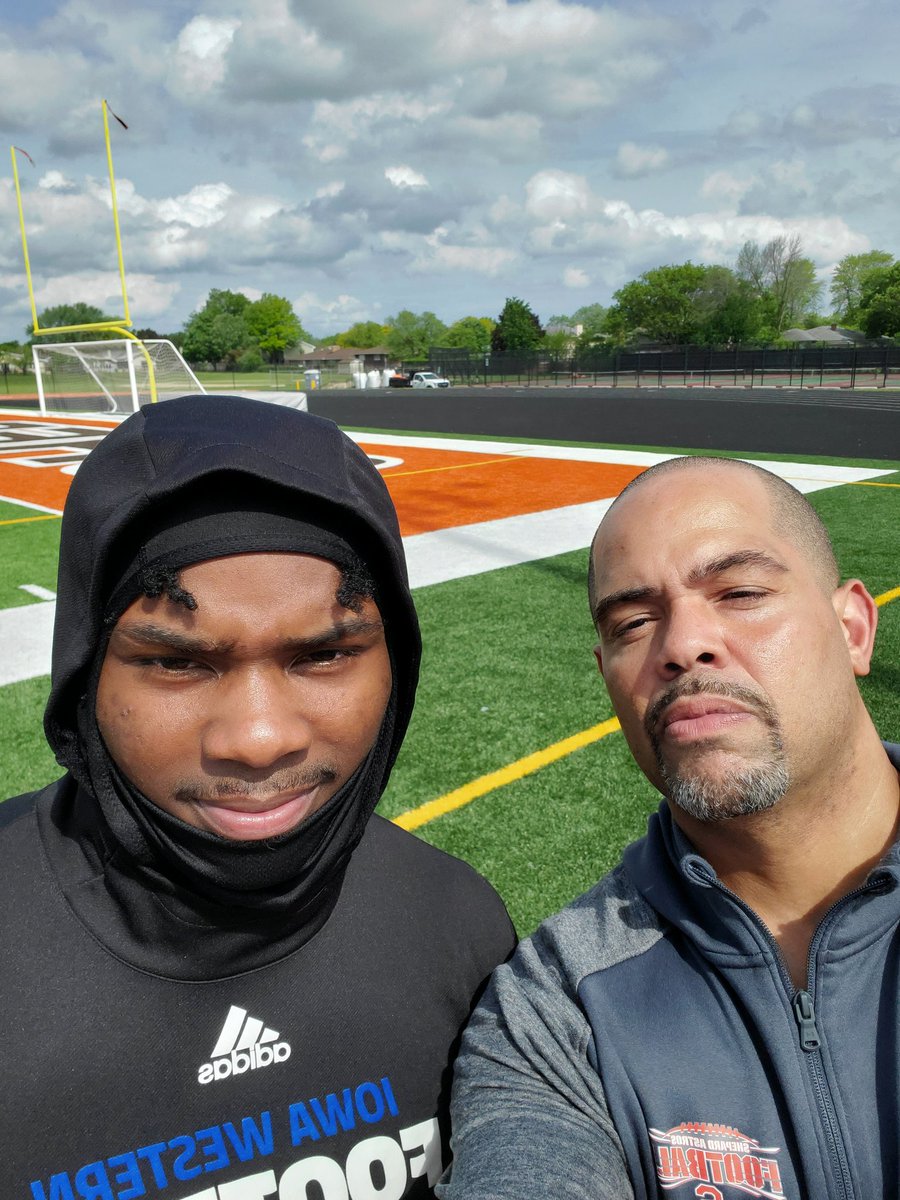 Shepardfootball's tweet photo. Great to run into C/o 2020 2x All Conf. Astro @ElijahVinson213 on the LaunchPad. He's putting in work for his final season at Iowa Western before his next 🏈stop.
#RelentlessDiscipline https://t.co/qz1053KQrX
