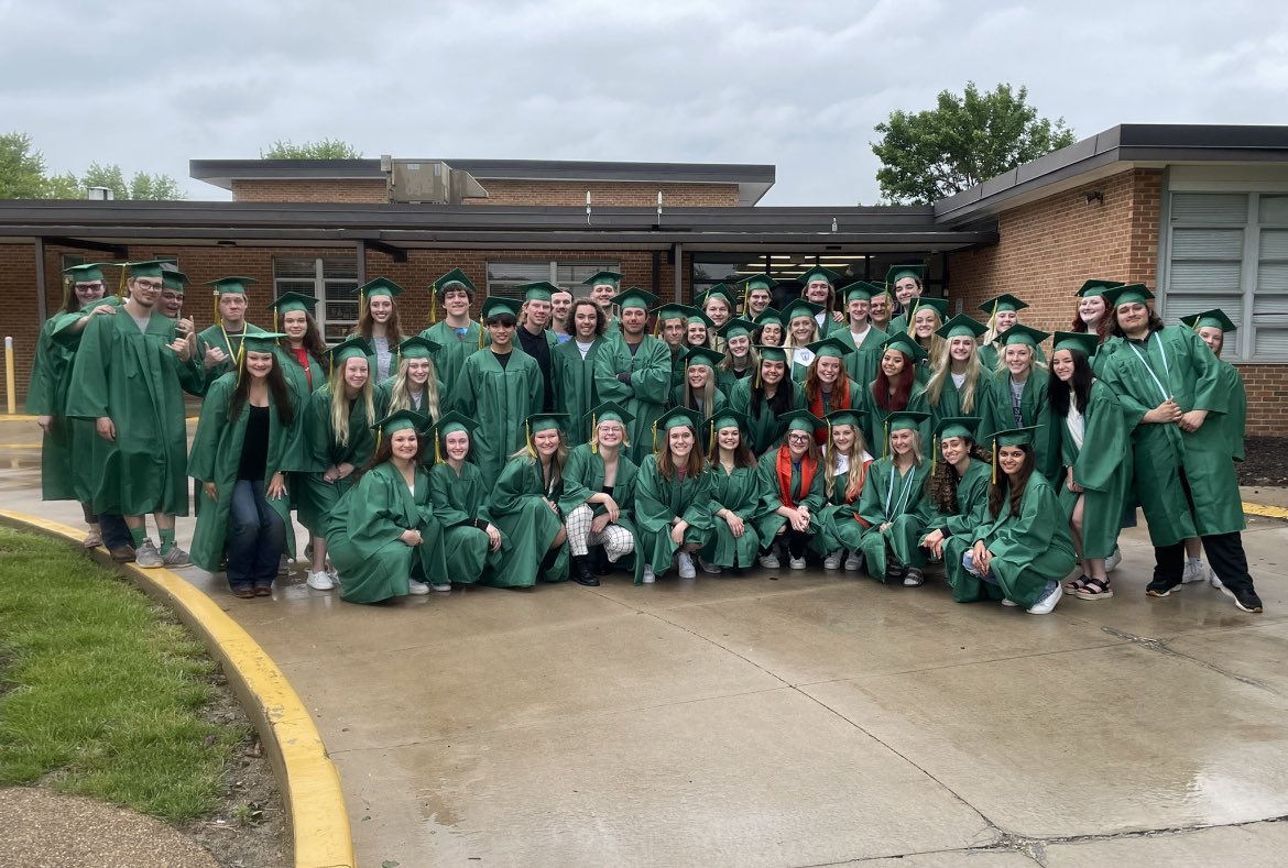 ShylanskiHannah's tweet photo. some of my favorite people from the start! 
@ZumForestPark @ZumJLMudd #Classof2022 💛💙💚 https://t.co/l61gmTZwwH
