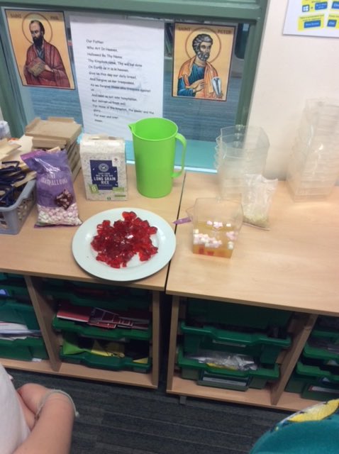 Lakeside_school's tweet photo. Y6LG have been learning about all things blood! I wonder who can guess what the practical activity is helping to teach? #bringinglearningtolife #bloodwork #nhs #snapscience https://t.co/NpvaHrz3k6