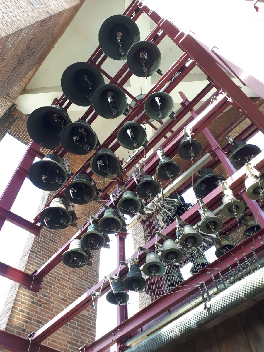 BGvanWakeren's tweet photo. Op mijn laatste dag als wethouder van @gemeentehengelo optreden van de stadsbeiaardier bijgewoond.
Roel Smit laat op grote hoogte, in een kleine ruimte de stad genieten van het carillon.
Een mooie afsluiting van mijn wethouderschap cultuur. https://t.co/PAyChSOH0j