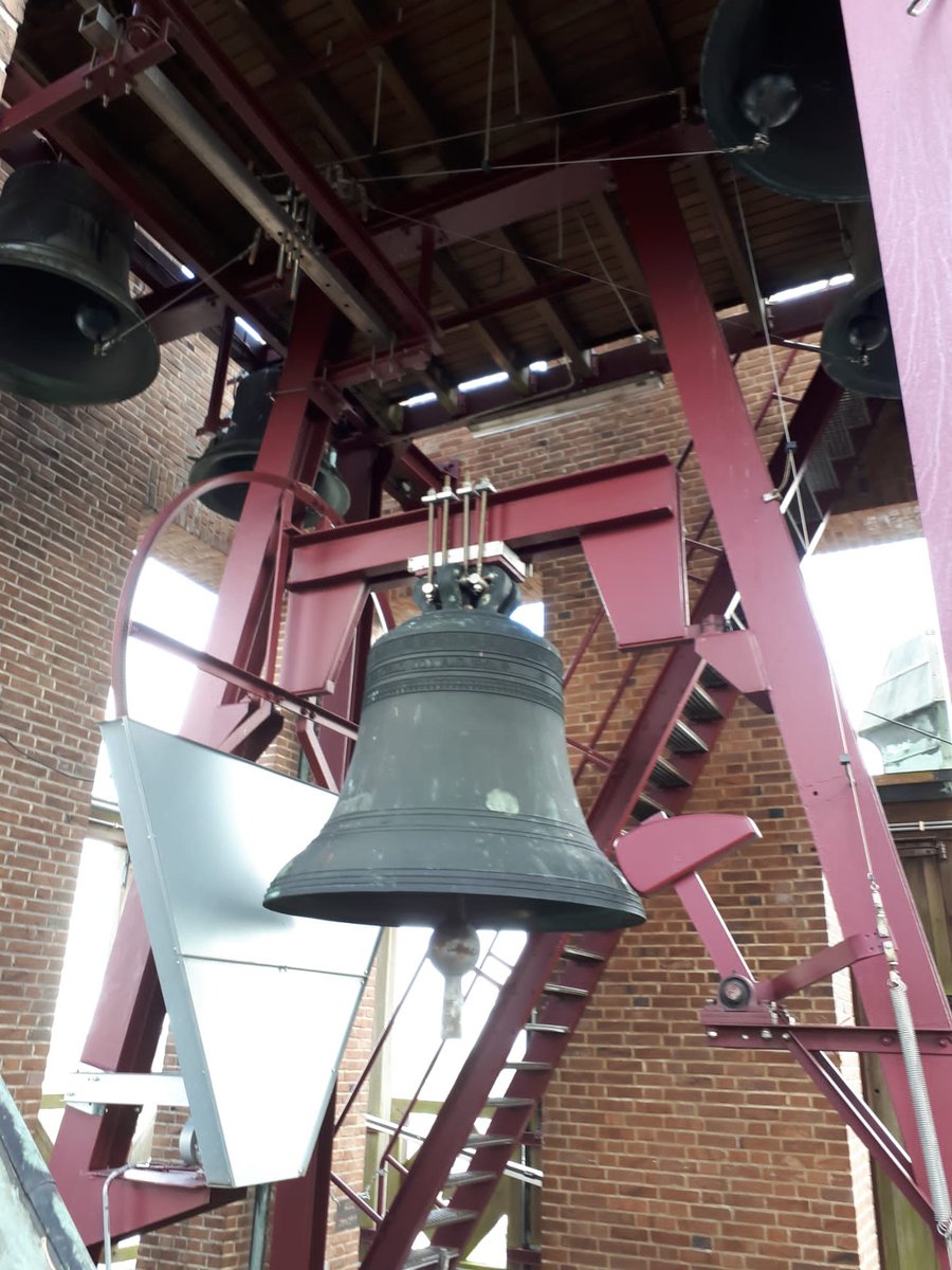 BGvanWakeren's tweet photo. Op mijn laatste dag als wethouder van @gemeentehengelo optreden van de stadsbeiaardier bijgewoond.
Roel Smit laat op grote hoogte, in een kleine ruimte de stad genieten van het carillon.
Een mooie afsluiting van mijn wethouderschap cultuur. https://t.co/PAyChSOH0j