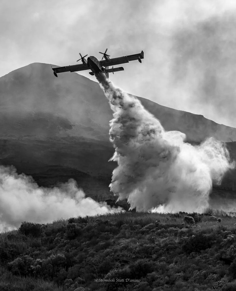 calabriaonline's tweet photo. L’uomo è davvero una bestia cattiva e stupida, oltre 5 ettari di macchia Mediterranea stanno bruciando per via di un incendio 🔥 appiccato volutamente (poi sfuggito di mano) al fine di creare le condizioni ottimali per girare delle scene 🎥 per un film. #Stromboli 🌋 #Rai #Italia https://t.co/CQQ7oCSOoX