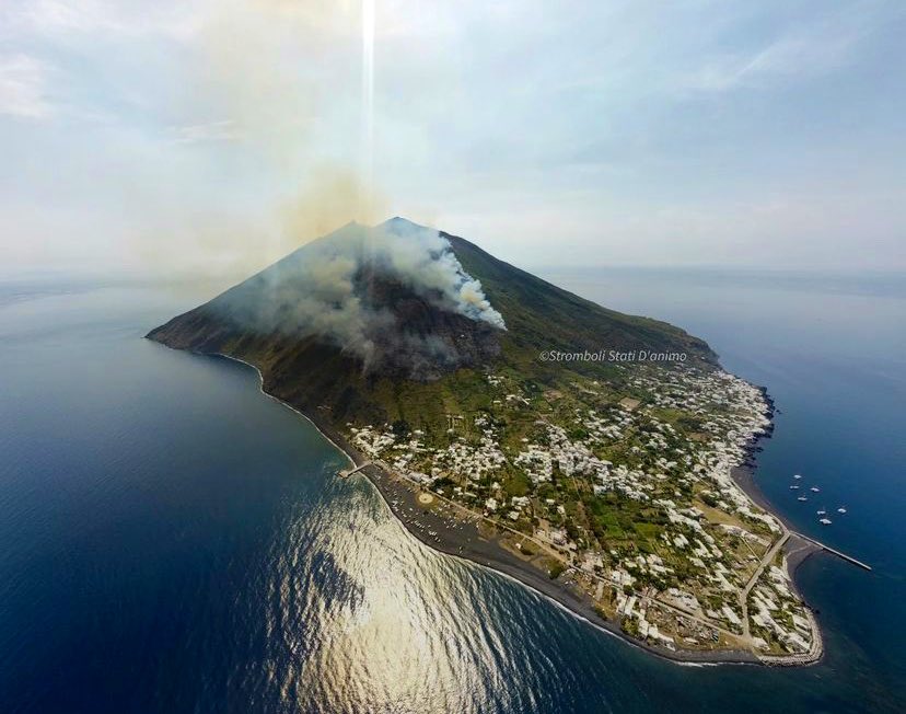 calabriaonline's tweet photo. L’uomo è davvero una bestia cattiva e stupida, oltre 5 ettari di macchia Mediterranea stanno bruciando per via di un incendio 🔥 appiccato volutamente (poi sfuggito di mano) al fine di creare le condizioni ottimali per girare delle scene 🎥 per un film. #Stromboli 🌋 #Rai #Italia https://t.co/CQQ7oCSOoX