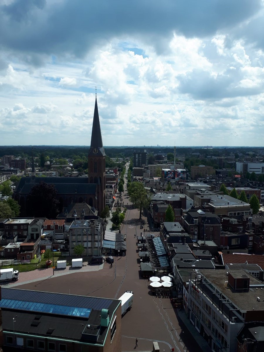 BGvanWakeren's tweet photo. Op mijn laatste dag als wethouder van @gemeentehengelo optreden van de stadsbeiaardier bijgewoond.
Roel Smit laat op grote hoogte, in een kleine ruimte de stad genieten van het carillon.
Een mooie afsluiting van mijn wethouderschap cultuur. https://t.co/PAyChSOH0j