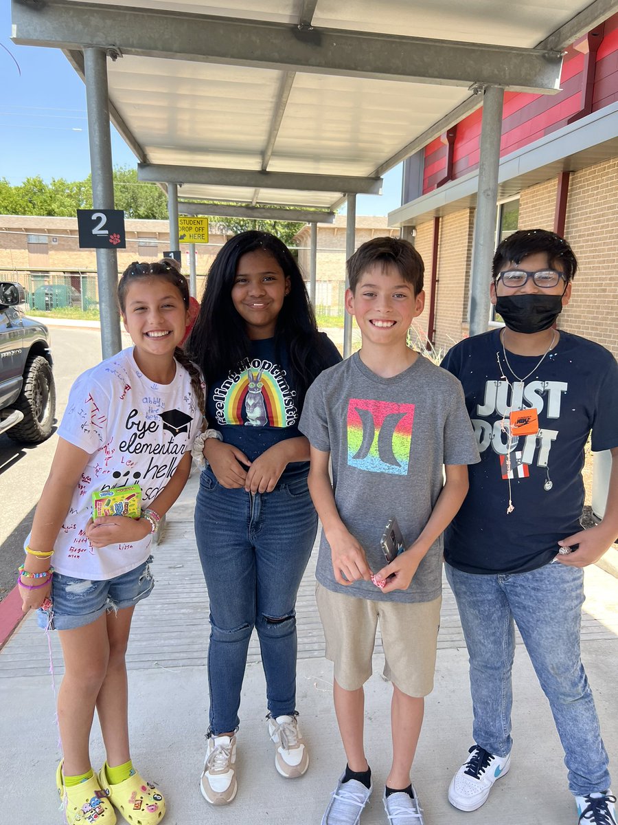 PVpridetweets's tweet photo. Good luck 5th grade!! We know you all will do wonderful things in the future #pvlionpride #ecproud https://t.co/9FCepagPt2