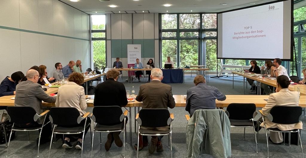 Heute hat unsere <a href="/bap_de/">bap</a> Mitgliederversammlung in Bonn stattgefunden. Es war ein reichhaltiger und produktiver Tag mit regen Diskussionen und konstruktiven Impulsen für die künftige Verbandsarbeit. Wir danken allen Mitgliedern und Gästen, die dabei waren!