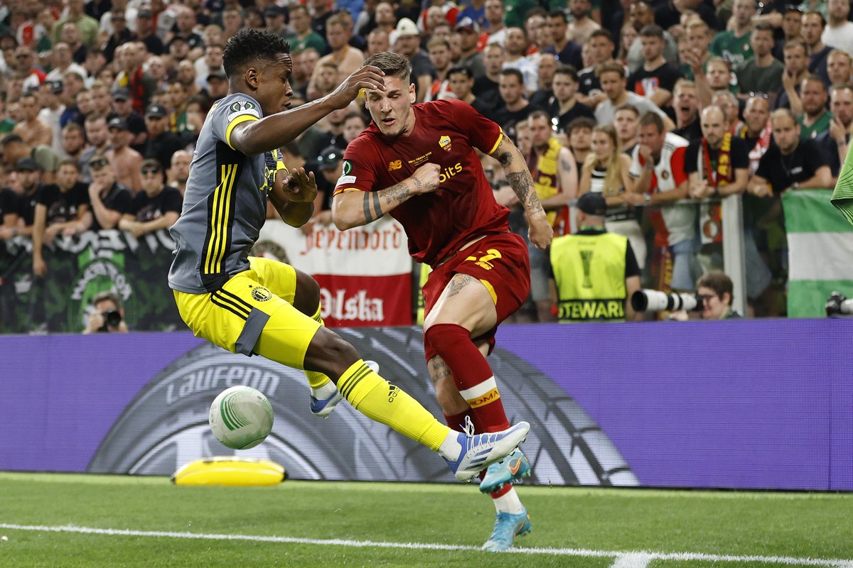 NOSsport's tweet photo. 85' Nog maar vijf minuten in de reguliere speeltijd heeft Feyenoord om iets aan de achterstand te doen. Vlak na rust waren de Rotterdammers dichtbij en ongelukkig, maar Roma heeft zijn zaakjes in de slotfase beter op orde. #romfer 1-0 https://t.co/n8DFby40jQ