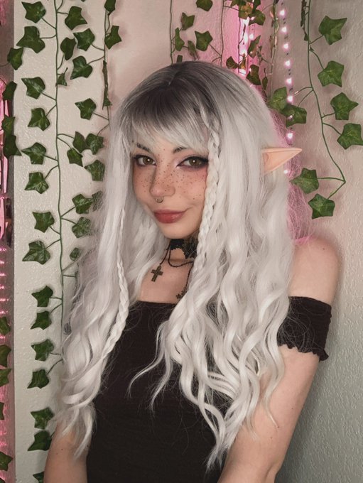 alt zelda cosplay 🧝🏻&zwj;♀️😭 https://t.co/7avvTY8mNo