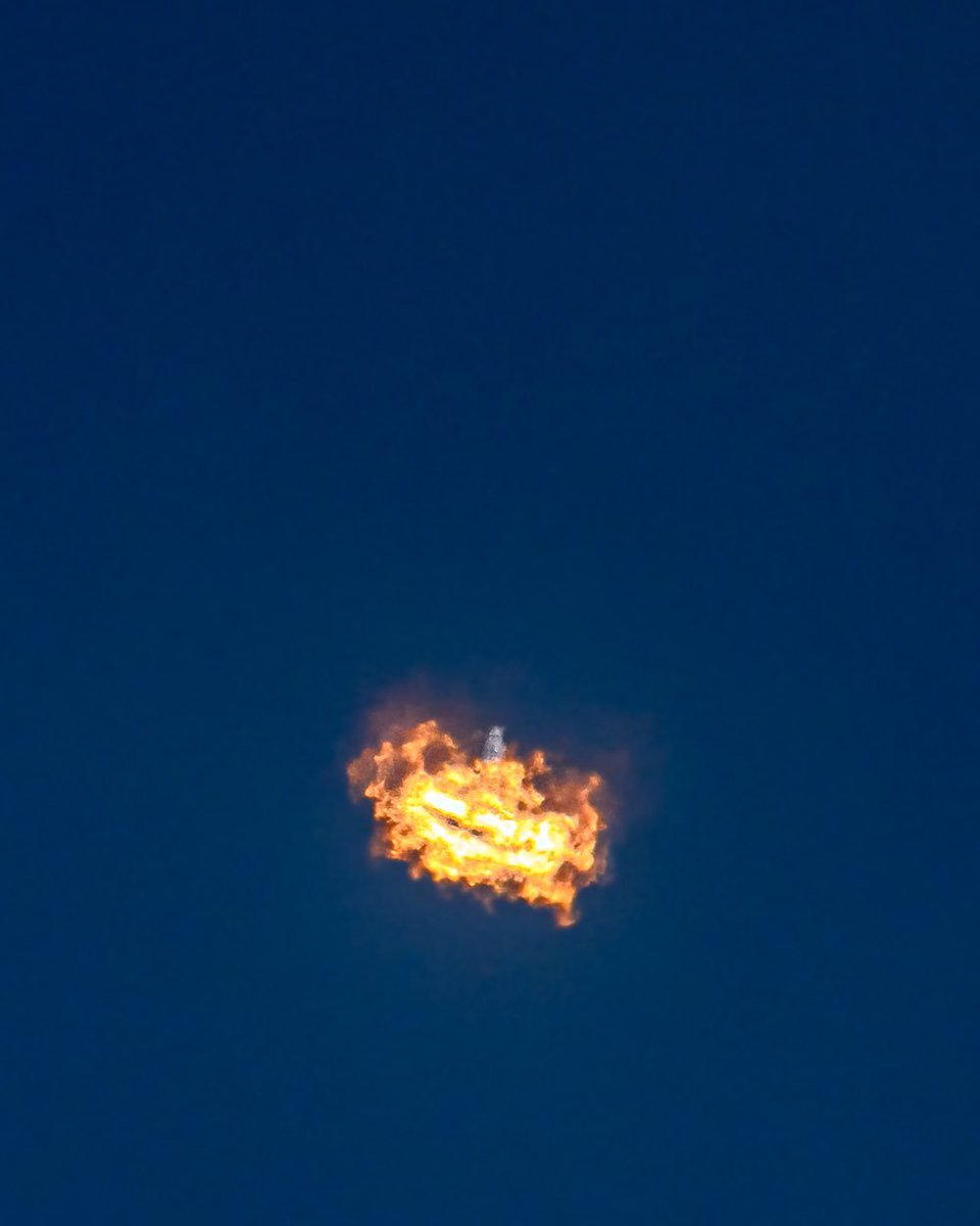 MrSaltali's tweet photo. Falcon 9 performs its entry burn prior to landing at Cape Canaveral after launching 59 spacecraft to orbit during today’s Transporter-5 mission #SpaceX #ElonMusk https://t.co/xvGqOxc72s