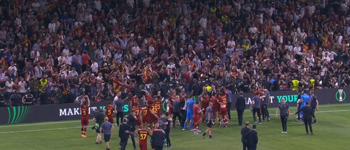 ASRomaStats's tweet photo. ENORMES!!!!!!!!!!!!!!!!!!!!!!!!!!!!!!!!!!!! LO LOGRARON MUCHACHOS LO LOGRARON! LA ESPERA TERMINÓ, NUESTRO PRIMER TROFEO EUROPEO!!!!!! SOMOS CAMPEONES https://t.co/POJBfU4Nrv