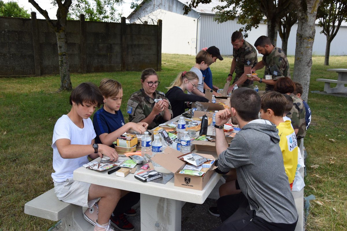 14eBsmat's tweet photo. Seconde journée sport-armées-jeunesse à la @14eBsmat.
Au programme des collégiens : menu gastronomique de combat 😋, course d'orientation 🧭 et ultimate.
#jeunesse #DSNJ https://t.co/NOH1EtZo5V