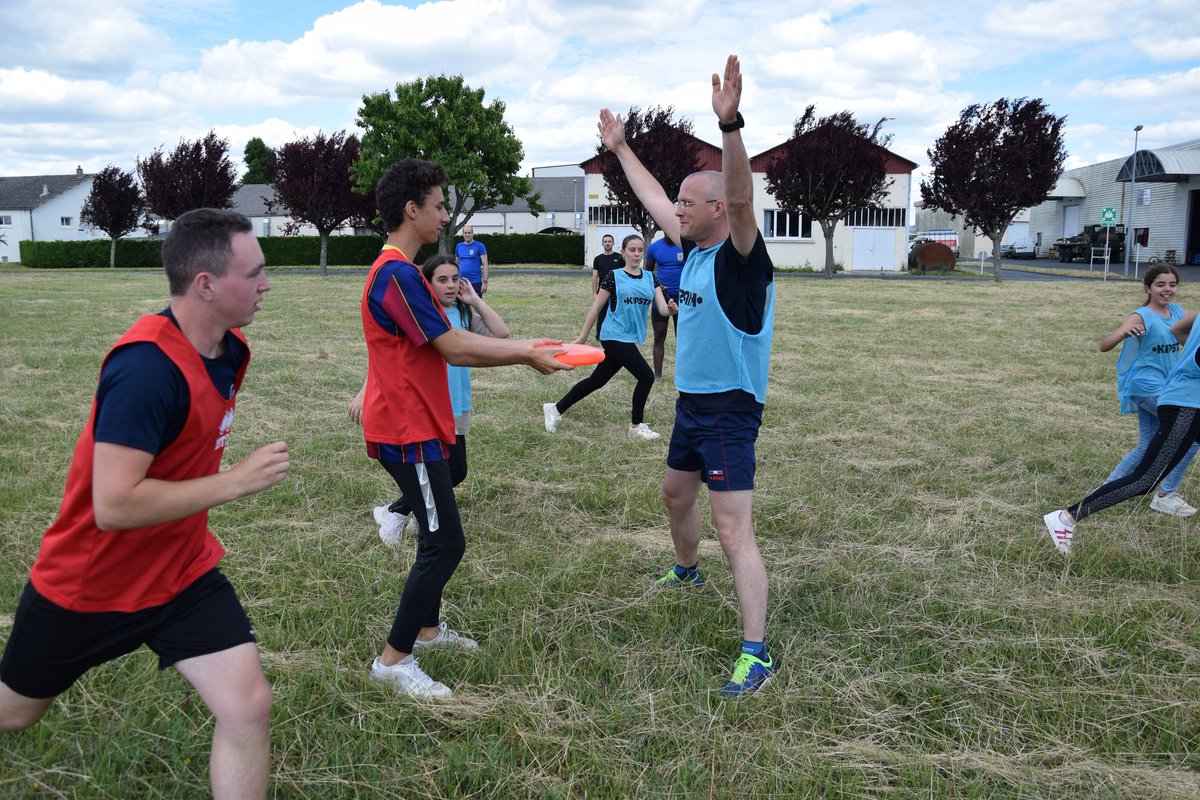 14eBsmat's tweet photo. Seconde journée sport-armées-jeunesse à la @14eBsmat.
Au programme des collégiens : menu gastronomique de combat 😋, course d'orientation 🧭 et ultimate.
#jeunesse #DSNJ https://t.co/NOH1EtZo5V