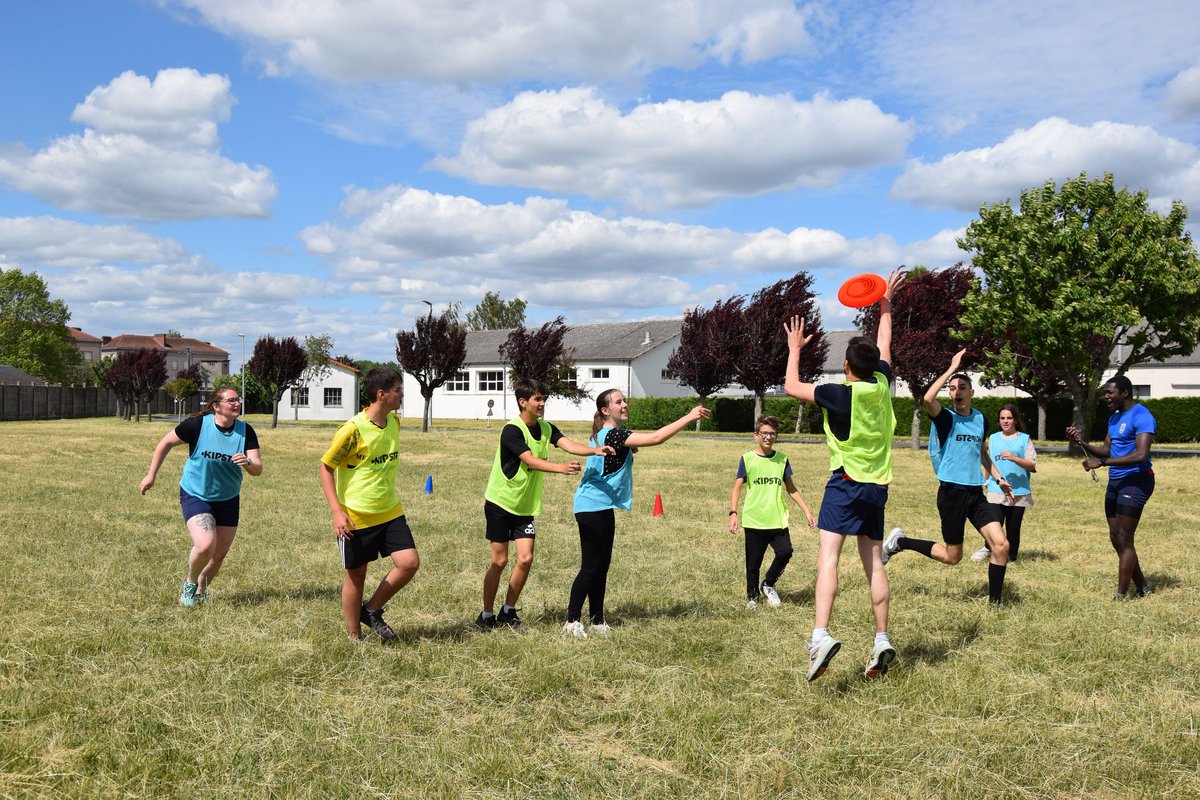 14eBsmat's tweet photo. Seconde journée sport-armées-jeunesse à la @14eBsmat.
Au programme des collégiens : menu gastronomique de combat 😋, course d'orientation 🧭 et ultimate.
#jeunesse #DSNJ https://t.co/NOH1EtZo5V
