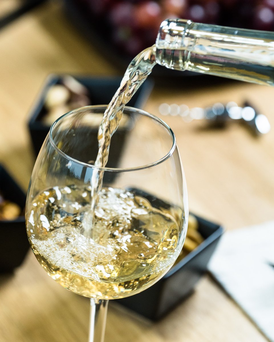kwafwine's tweet photo. Today is #NationalWineDay and the perfect day to kick back and enjoy a nice #glass of your favourite #vino! We're still in #love with the sun outside and so we're sipping on the @featherstonewne Sauvignon Blanc. It's #crisp and #zesty and #pairs just right in the #patio sun ☀️ https://t.co/SpIKTI78W9