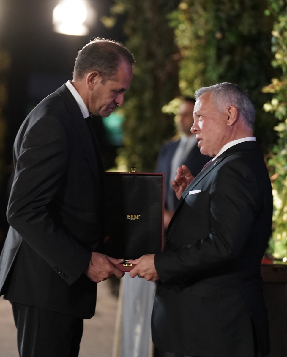 RHCJO's tweet photo. His Majesty King Abdullah II bestows medals on a number of distinguished Jordanian institutions and individuals, in appreciation of their services for the country and its people #Independence76 #Jordan https://t.co/6dS0UNNqKx