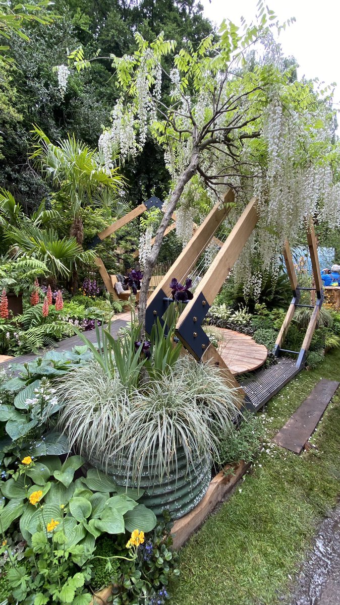 haveyouany's tweet photo. @GWandShows #bbcchelsea #AskMontyandJoe Monty, I enjoyed some of the gardens today (see pics) but was taken aback when compared to your number 2. I have spare time from work later this week 🤔, if Joe ever needs a stunt double or other let me know. Keep up the great work guys👨🏽‍🌾👏🏻 https://t.co/tE4N4wZEsq