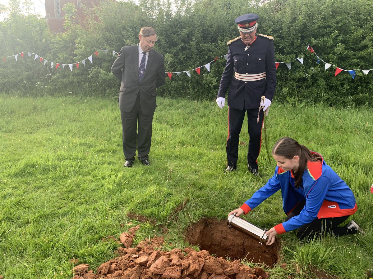 22ndfillongley1's tweet photo. This evening marked an important event for Fillongley Guides as the Lord Lieutenant of Warwickshire helped us to bury our time Capsule as part of the Jubilee celebrations @Girlguiding @GGWarwickshire @GirlguidingMids #Guidinginaction https://t.co/D586TkzX0H
