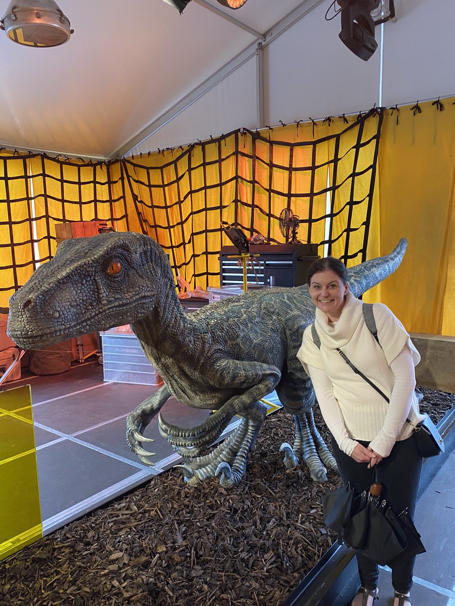 FB_1308's tweet photo. The advantages of working at Trafalgar Square. Got to meet Blue #JurrasicWorld #JurrasicLondonExperience #JurrasicLondon https://t.co/rVxEDfdLDQ
