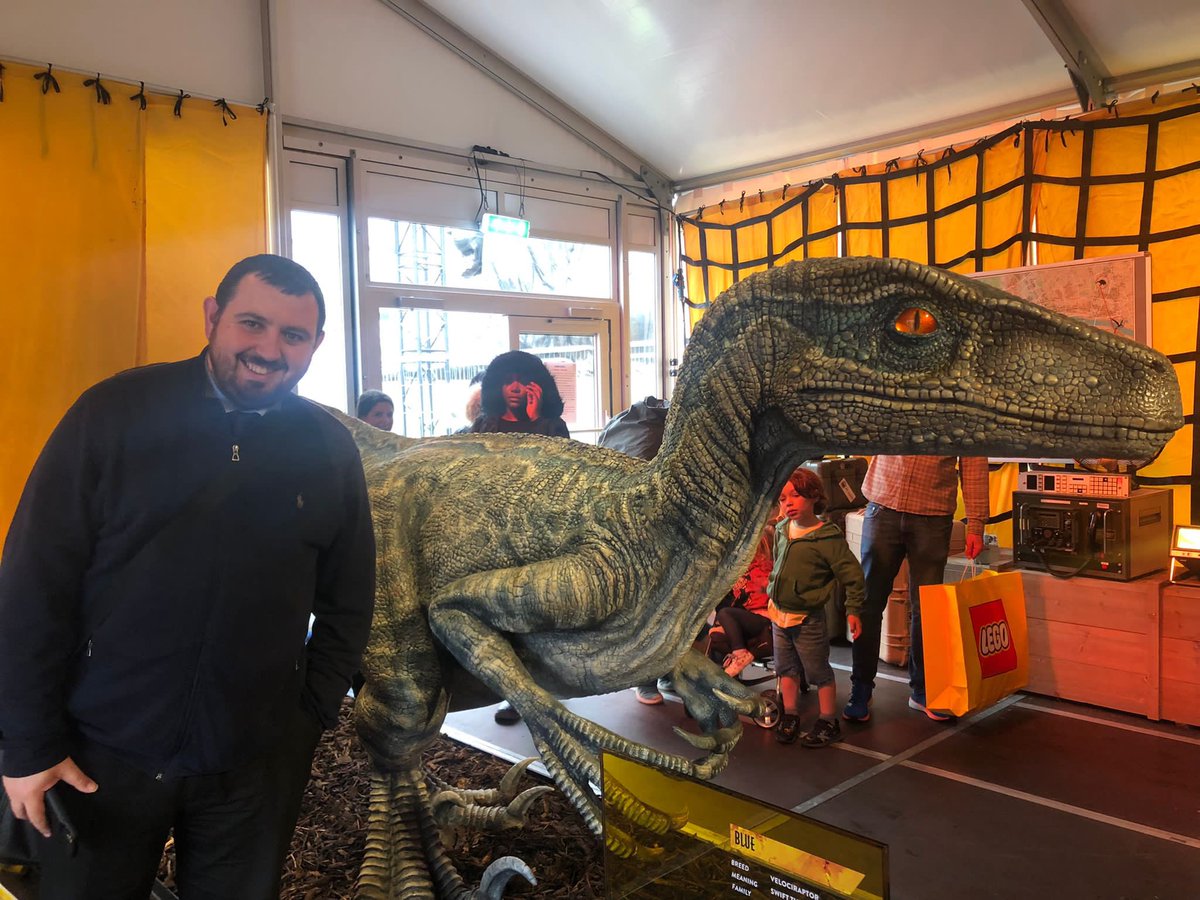 FB_1308's tweet photo. The advantages of working at Trafalgar Square. Got to meet Blue #JurrasicWorld #JurrasicLondonExperience #JurrasicLondon https://t.co/rVxEDfdLDQ